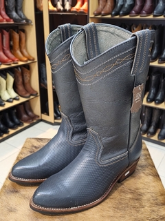 Botas vaqueras color gris con estilo en internet