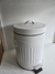 Set de Baño Emilia Blanco Cesto 5L + Escobilla - Shopeando
