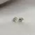 Brinco flor com pedra azul clara cravejada de Ouro 18K