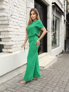 Imagem do Arrase no Estilo com o Conjunto Elegante de Calça e Blusa de Manga Curta