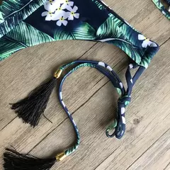 Conjunto sexy de biquíni estampado em pôa na internet