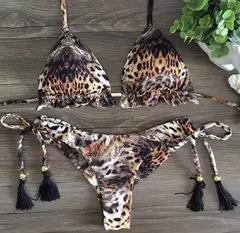 Conjunto sexy de biquíni estampado em pôa na internet