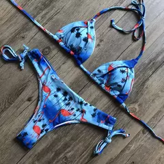 Conjunto sexy de biquíni estampado em pôa na internet