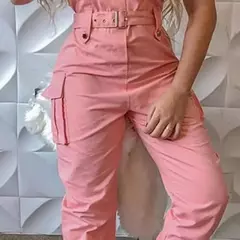 Macacão feminino com bolsos e cinto, modelagem casual e confortável. - loja online
