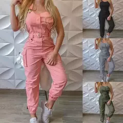 Macacão feminino com bolsos e cinto, modelagem casual e confortável.