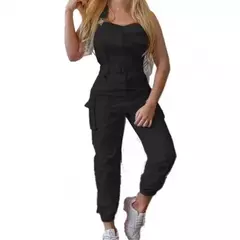 Macacão feminino com bolsos e cinto, modelagem casual e confortável. na internet