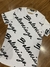 Camiseta branca com estampa preta da marca Balenciaga