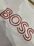 Camiseta branca da Hugo Boss com o logo "BOSS" em bordado vermelho.