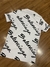Camiseta masculina Balenciaga com estampa em preto mostrando o logo da marca.