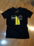 Camiseta masculina de malha peruana na cor preta com detalhes de logotipo em amarelo e branco.