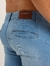 Calça Jeans Slim Stonada Clara com Bolso Embutido