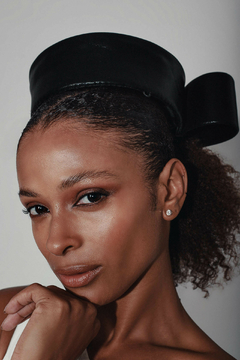 Chapeu Pillbox Elegance na internet