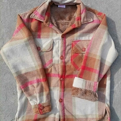 Camisaco con piel marron con beige y lineas rojas en internet