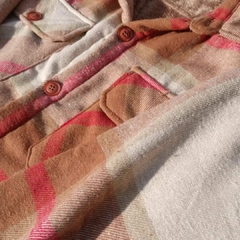 Camisaco con piel marron con beige y lineas rojas