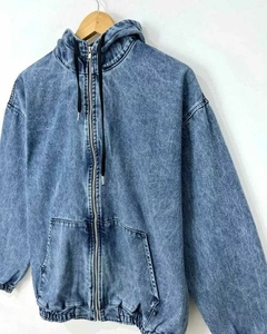 Campera de jean con capucha y cierre