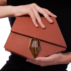 A Bolsa Enigma é ideal para carregar o essencial do dia a dia, como celular e documentos, com um toque de estilo incomparável. Mais do que um simples acessório, ela é uma verdadeira declaração de criatividade e sofisticação. Explore a arte e a história de