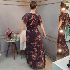 Vestido Floral Aquarela – Elegância em Todas as Estações

O Vestido Floral Aquarela é a definição perfeita de um look versátil, elegante e cheio de personalidade. Com uma estampa floral exclusiva em tons de verde e marrom claro sobre fundo chocolate, ele 