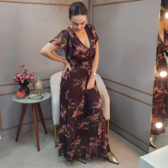 Vestido Floral Aquarela – Elegância em Todas as Estações

O Vestido Floral Aquarela é a definição perfeita de um look versátil, elegante e cheio de personalidade. Com uma estampa floral exclusiva em tons de verde e marrom claro sobre fundo chocolate, ele 