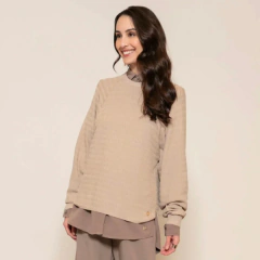 Elegância que se revela nos detalhes. A Blusa Samara une conforto, textura sofisticada e um caimento impecável para acompanhar você em diferentes ocasiões. Disponível nas cores azul-marinho e bege, é uma peça versátil que eleva qualquer produção com natur
