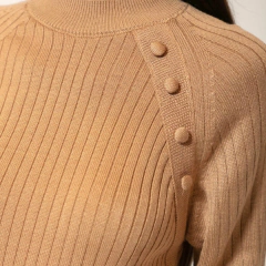 Blusa Linda canelada com cava raglan, botões forrados e modelagem clássica. Elegância, conforto e versatilidade para todas as ocasiões. Biamar