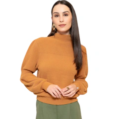 A Blusa Kate em fio pluma na cor caramelo une conforto, elegância e toque macio. Possui gola alta, mangas levemente bufantes e acabamento sofisticado para compor looks atemporais.