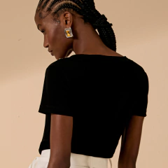 T-shirt Monique é perfeita para mulheres que preferem uma peça elegante sem expor os braços.