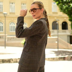 Blazer Feminino Munique – Elegância Clássica em Alfaiataria Premium

O Blazer Munique é a personificação da elegância clássica com um toque contemporâneo. Confeccionado em Alfariataria Premium, ele entrega não apenas sofisticação, mas também um conforto s