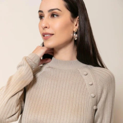 Blusa Linda canelada com cava raglan, botões forrados e modelagem clássica. Elegância, conforto e versatilidade para todas as ocasiões. Biamar