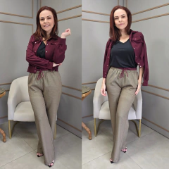 Calça feminina Elis em xadrez pied-de-poule com modelagem reta e cós confortável. Peça elegante e versátil para looks sofisticados no dia a dia.