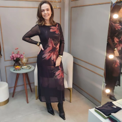 Sofisticado e versátil, o Vestido Cíntia é a escolha certa para quem busca leveza e impacto visual.

Confeccionado em chiffon leve com forro em poliéster com elastano, ele entrega conforto e movimento sem abrir mão da feminilidade.