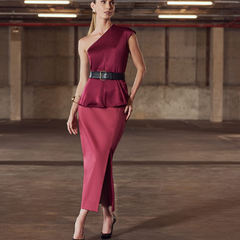 A Saia Bernarda é a expressão da elegância urbana com toque contemporâneo. Confeccionada no tecido Espanha (100% poliéster), ela surpreende pelo leve acetinado e pelo toque macio, que juntos formam um visual refinado com caimento encorpado e estruturado. 