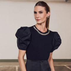  T-shirt Nélia une o básico ao sofisticado em uma proposta contemporânea e impactante. Em malha viscolaicra na cor preta — composta por viscose com elastano — essa peça oferece um toque macio, caimento leve e extremo conforto. A elasticidade da malha conf