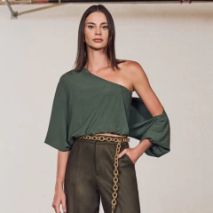 A Blusa Regina é a tradução perfeita da elegância contemporânea. Confeccionada no sofisticado crepe Leblon — leve, fresco e com caimento encorpado — ela surge em um tom de verde marcante, ideal para mulheres que querem se destacar com estilo e personalida