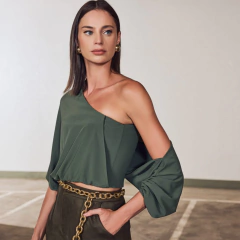 A Blusa Regina é a tradução perfeita da elegância contemporânea. Confeccionada no sofisticado crepe Leblon — leve, fresco e com caimento encorpado — ela surge em um tom de verde marcante, ideal para mulheres que querem se destacar com estilo e personalida