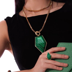 A Bolsa Enigma é ideal para carregar o essencial do dia a dia, como celular e documentos, com um toque de estilo incomparável. Mais do que um simples acessório, ela é uma verdadeira declaração de criatividade e sofisticação. Explore a arte e a história de