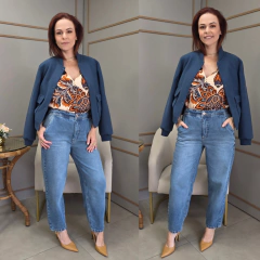 Jaqueta bomber feminina em suede de toque aveludado, elegante e versátil. Possui ribana na gola e punhos, bolsos frontais e forro interno. Sofisticação para o dia a dia.