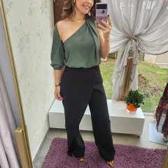A Blusa Regina é a tradução perfeita da elegância contemporânea. Confeccionada no sofisticado crepe Leblon — leve, fresco e com caimento encorpado — ela surge em um tom de verde marcante, ideal para mulheres que querem se destacar com estilo e personalida