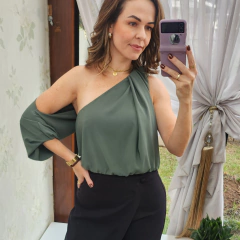 A Blusa Regina é a tradução perfeita da elegância contemporânea. Confeccionada no sofisticado crepe Leblon — leve, fresco e com caimento encorpado — ela surge em um tom de verde marcante, ideal para mulheres que querem se destacar com estilo e personalida