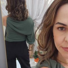 A Blusa Regina é a tradução perfeita da elegância contemporânea. Confeccionada no sofisticado crepe Leblon — leve, fresco e com caimento encorpado — ela surge em um tom de verde marcante, ideal para mulheres que querem se destacar com estilo e personalida