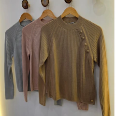 Blusa Linda canelada com cava raglan, botões forrados e modelagem clássica. Elegância, conforto e versatilidade para todas as ocasiões. Biamar