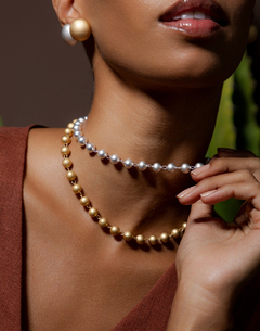 Colar Bolas Acetinadas Dourado – 35cm + 10cm Extensor - comprar online