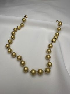 Colar Bolas Acetinadas Dourado – 35cm + 10cm Extensor na internet