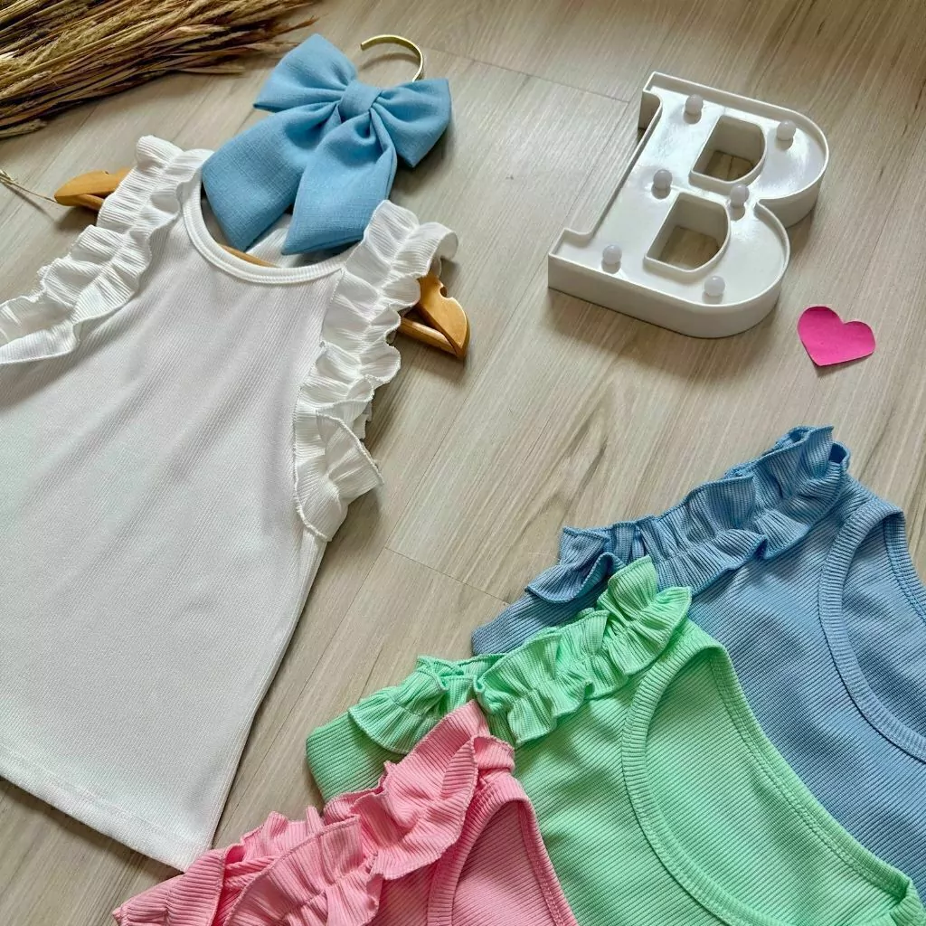 Regata Kelly com babado, branca, rosa, azul e verde