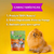 Pacote de petisco natural para cães e gatos, com peito de frango, ao lado de um cachorro Pomeranian em fundo amarelo.