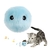 Brinquedo gato. Gato brincando com bola interativa de pelúcia azul, emitindo sons.