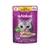 Pacote de sachê de ração molhada Whiskas sabor frango para gatos adultos, com imagem de um gato na embalagem.