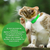 Gato com coleira antipulga verde, coçando a orelha em ambiente ao ar livre.