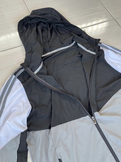 Campera Rompeviento Adidas NegroArriba/GrisAbajo - Lírico Showroom - Tienda Online de Fútbol 