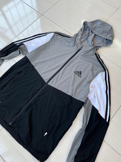 Campera Rompeviento Adidas GrisArriba/NegroAbajo en internet