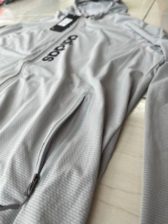 Campera Rompeviento Adidas WIND.RDY Gris - Lírico Showroom - Tienda Online de Fútbol 